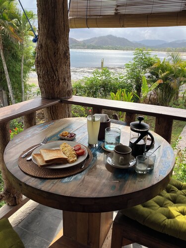 Spacious Family Villa with en-suite bedrooms aircon and freshwater swimming pool