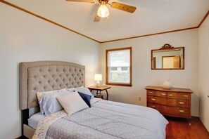 3 bedrooms, desk, iron/ironing board, WiFi - Lakefront House w/ Boat Ramp, Dock & Sunset Views! (Cross Hill)