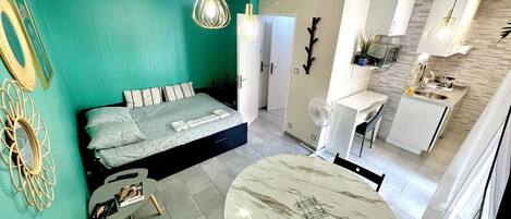 1 bedroom, desk, WiFi