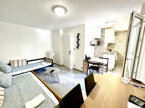1 bedroom, desk, WiFi