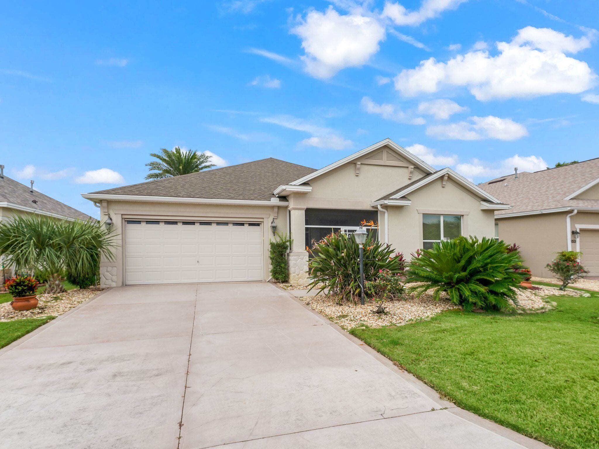 2/2 pet friendly courtyard villa, close to it all!