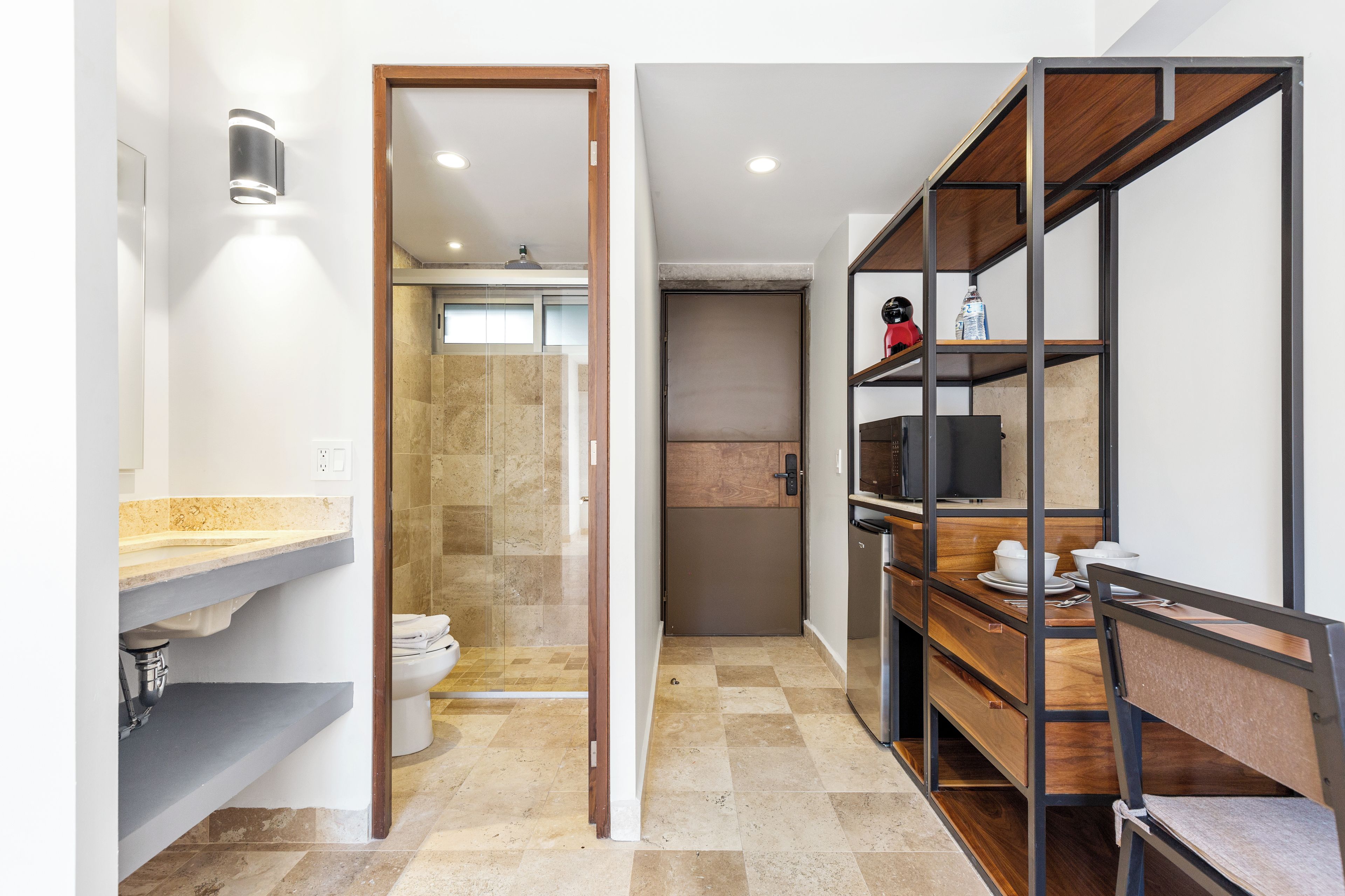 Een moderne badkamer met een douche, toilet en een wastafelmeubel.