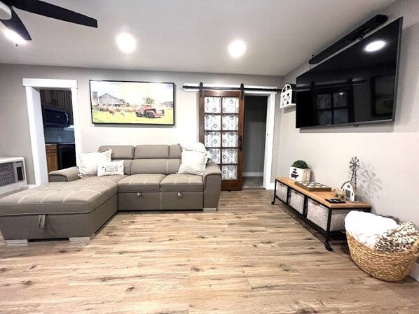 Smart TV - Salmon Goldbug Cottage, hot tub sleeps 8 (Salmon)