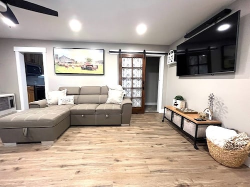 Salmon Goldbug Cottage, hot tub sleeps 8