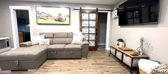 Salmon Goldbug Cottage, hot tub sleeps 8