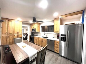 Fridge, microwave, oven, stovetop - Salmon Goldbug Cottage, hot tub sleeps 8 (Salmon)