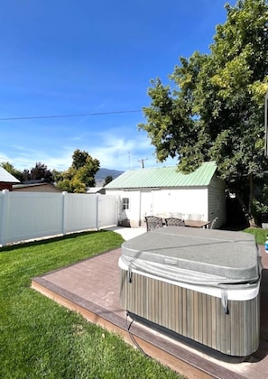 Terrace/patio - Salmon Goldbug Cottage, hot tub sleeps 8 (Salmon)