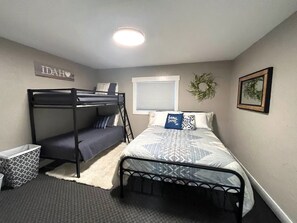 2 bedrooms, in-room safe, iron/ironing board, travel crib - Salmon Goldbug Cottage, hot tub sleeps 8 (Salmon)