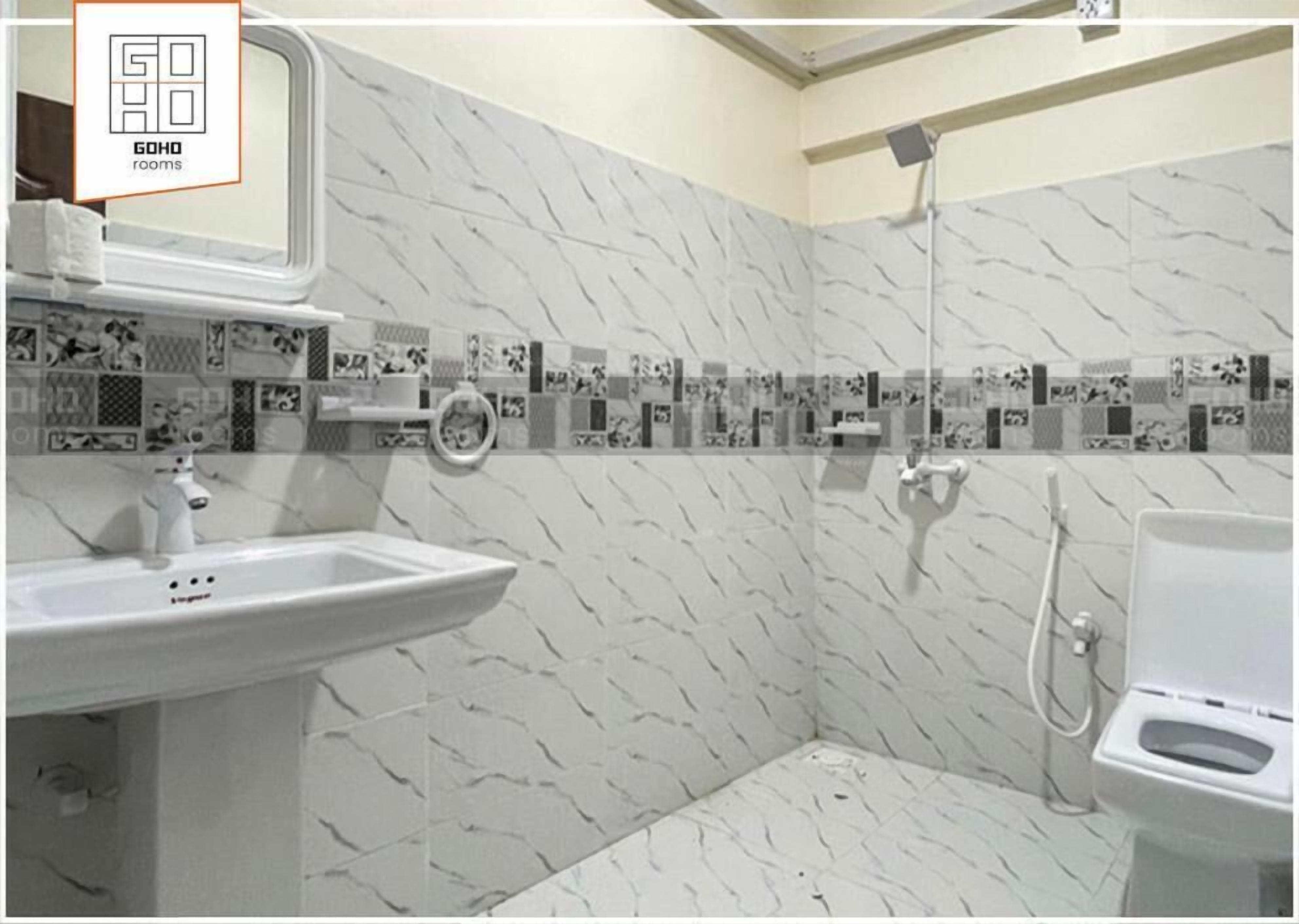 Deluxe Triple Room | Bathroom | Shower, free toiletries, slippers, towels