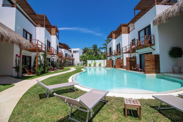 2 outdoor pools, pool loungers