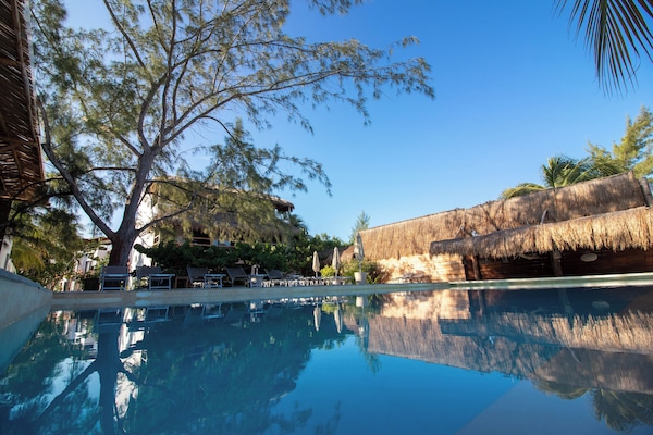 2 kolam renang terbuka, kerusi lepak pantai