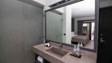 Deluxe Room | Bathroom | Shower, hair dryer, towels