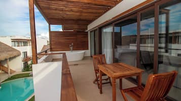 Habitación triple superior | Terraza o patio
