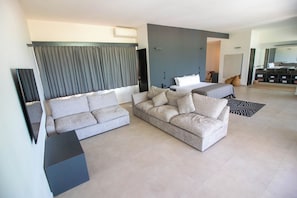 蜜月客房 | 迷你吧、客房內保險箱、熨斗/熨衣板、免費無線上網