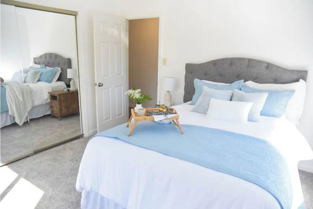 3 chambres, bureau, fer et planche à repasser, lit parapluie