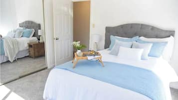 3 chambres, bureau, fer et planche à repasser, lit de bébé portatif