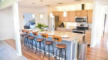 Réfrigérateur, four à micro-ondes, un four, surface de cuisson