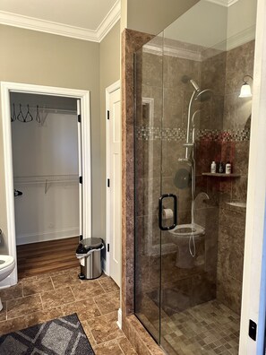 Ensemble baignoire-douche, séchoir à cheveux, bidet, serviettes fournies