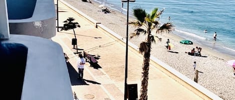 Plage, chaises longues