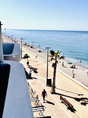 在海滩、沙滩椅