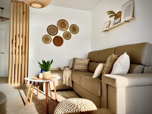 Smart TV, books - BALERMA BEACH (El Ejido)