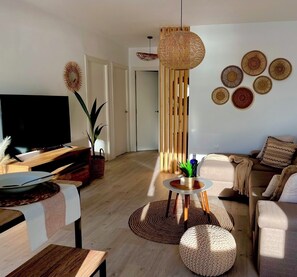 Smart TV, books - BALERMA BEACH (El Ejido)