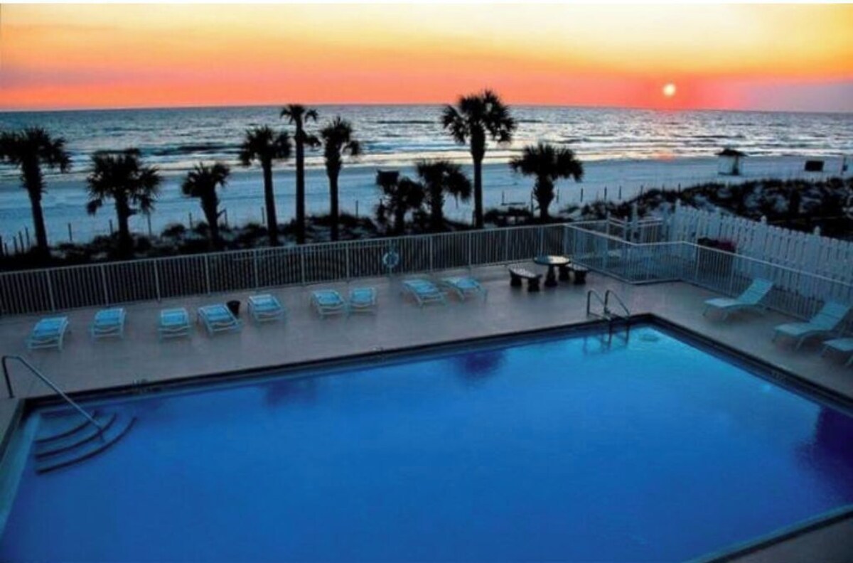 Spacious Beautiful 2BD/2.5BA Two Story Beach House W/ GOLF CART!