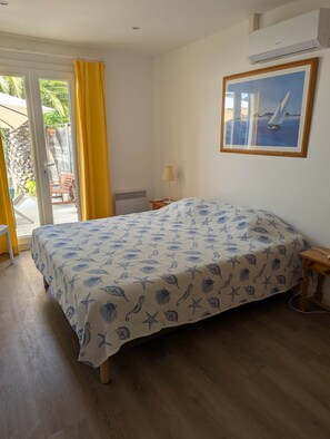 2 bedrooms, desk, iron/ironing board, travel crib - Apartment in a quiet, private estate with swimming pool, tennis court and petanque area (Bormes-les-Mimosas)
