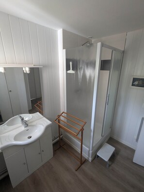Dusche, Haartrockner, Toilettenpapier