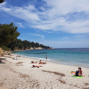 Beach nearby - Apartment in a quiet, private estate with swimming pool, tennis court and petanque area (Bormes-les-Mimosas)