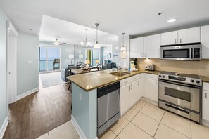 Refrigerador, microondas, horno y parrilla de estufa 