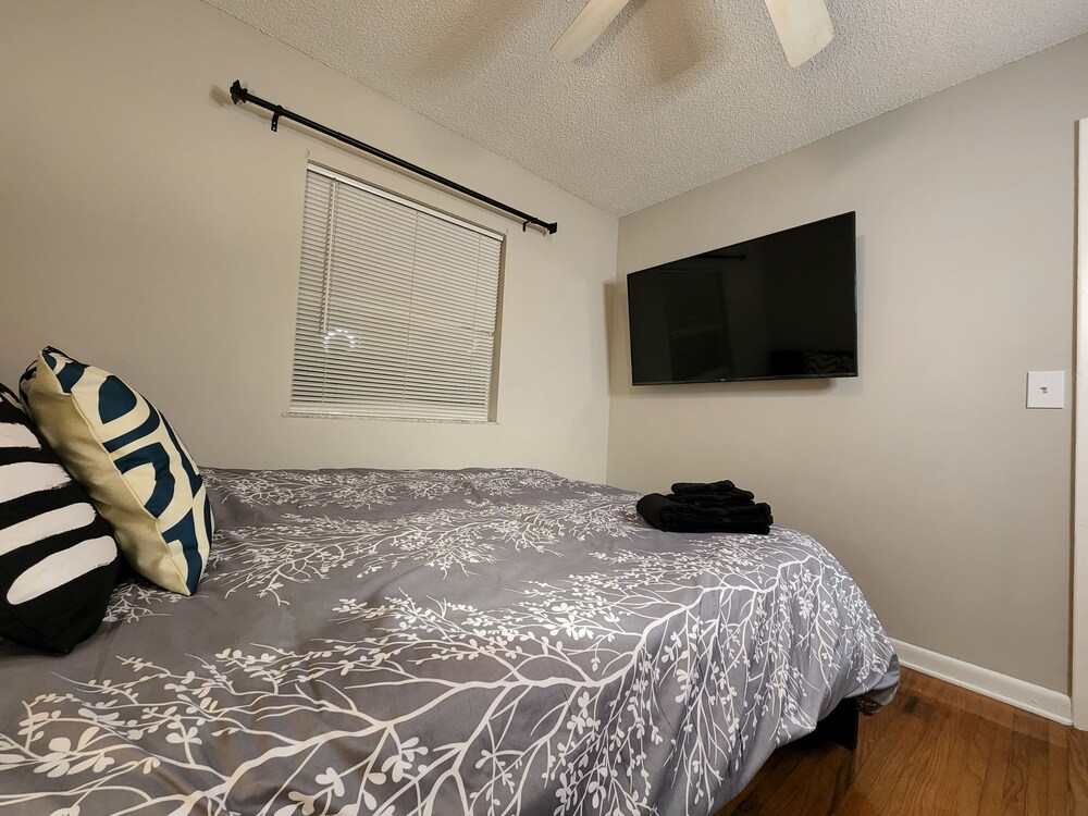 King bed 2bed/1bath Sleeps 5 Close to Town CenterDowntownBeach