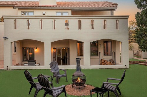 5bd, 3.5bath home - family & pet friendly, 11 min to downtown area, fireplaces