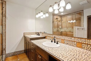 Baignoire, séchoir à cheveux, serviettes fournies, savon