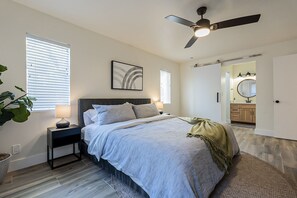 2 bedrooms, desk, iron/ironing board, free WiFi - Remodeled Luxury Condo with Heated Pool, Spa and Hiking Trails Nearby! (Phoenix)