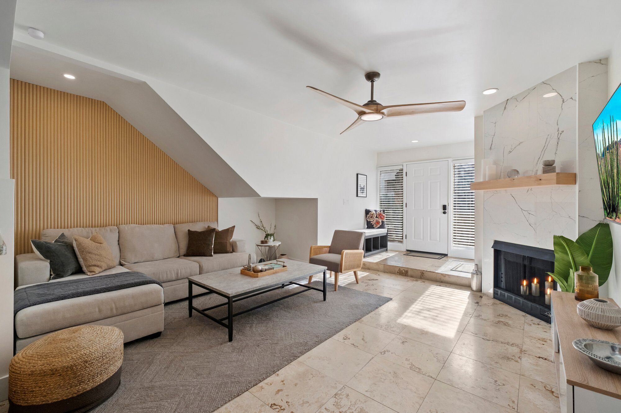 Smart TV, fireplace