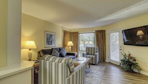 Living area - Free Golf, Free bicycles, walk to the beach (Hilton Head Island)