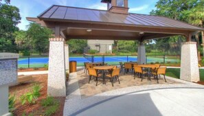 Outdoor dining - Free Golf, Free bicycles, walk to the beach (Hilton Head Island)