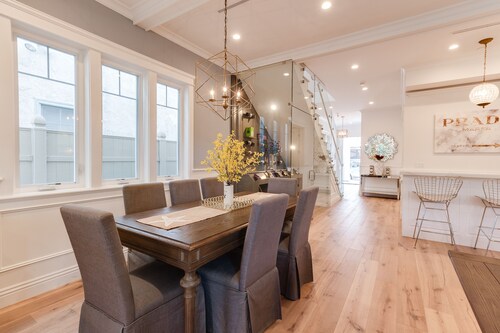 Beautiful 2 Story Right by the Canals & Ocean View Belmont Shore With Spa