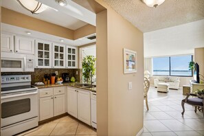 Kjøleskap, ovn, kokeplater og kaffetrakter/tekoker