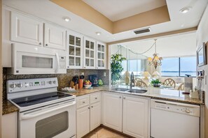 Fridge, oven, stovetop, coffee/tea maker