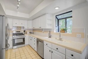 Tostapane, frullatore, tavolo da pranzo