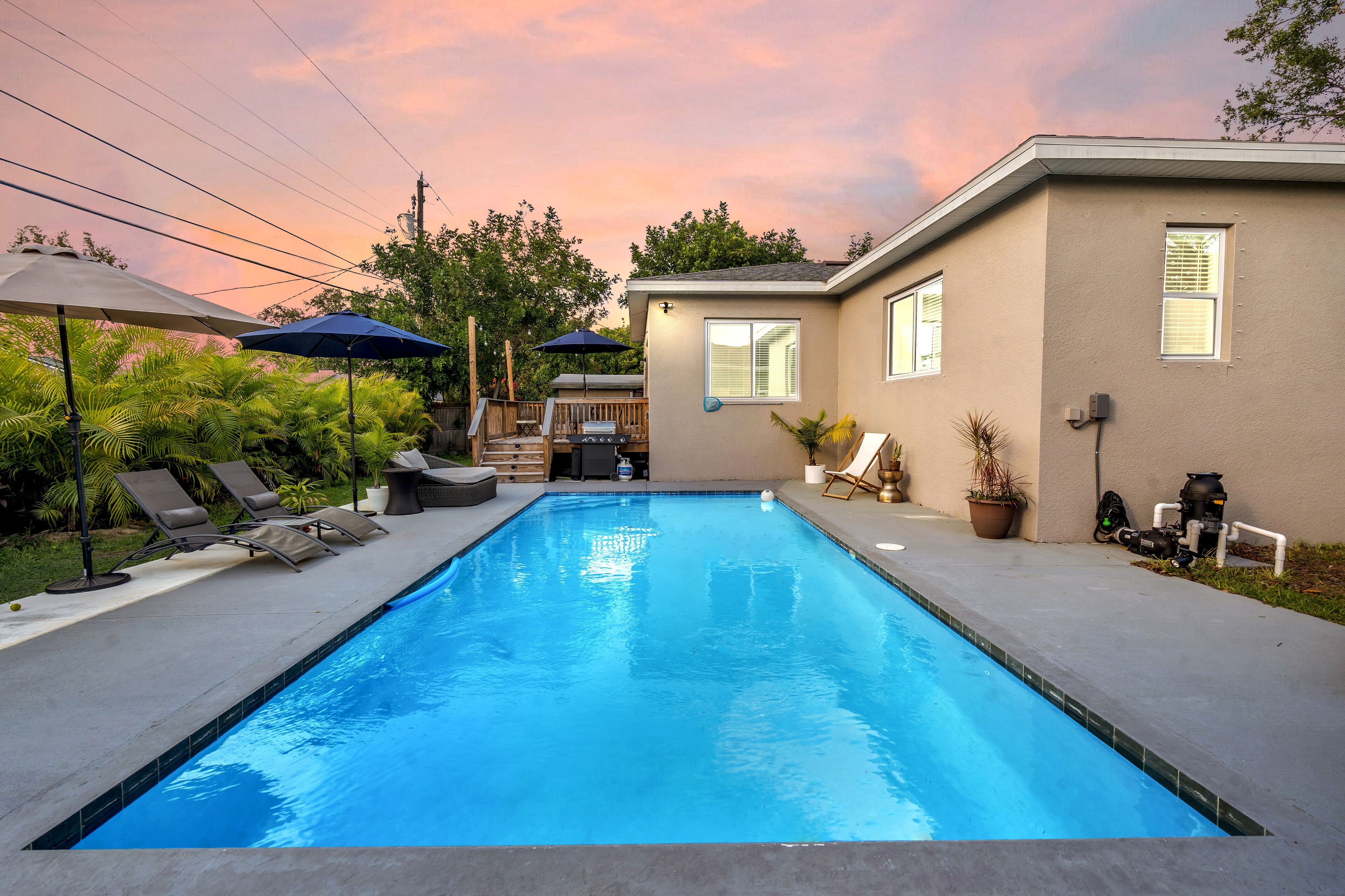 NEW Luxury pool home w/hot tub, KING bed, close to beach, firepit