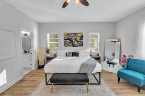 3 habitaciones, escritorio y tabla de planchar con plancha 