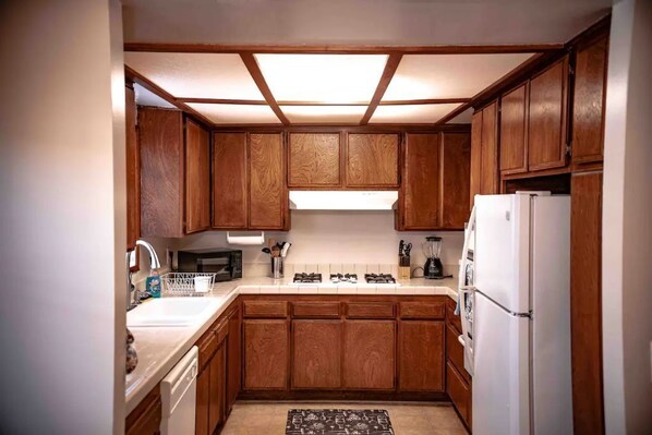 Cafetera y tetera, licuadora y comedor 