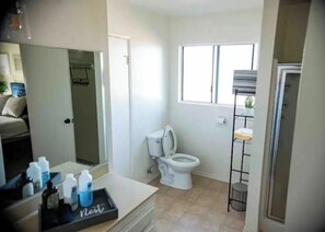 Regadera, jabón, shampoo 