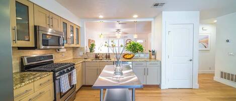 ثلاجة، غسالة أطباق، ماكينة لصنع القهوة/الشاي، مستلزمات طهي/أطباق/أوعية