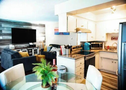 Corporate Housing (Free Parking) + Freeway access