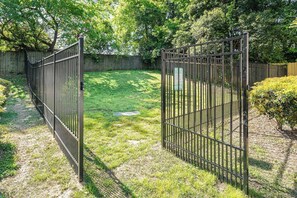 Property grounds - Gated 2BR Condo ~5 min Uptown (Charlotte)