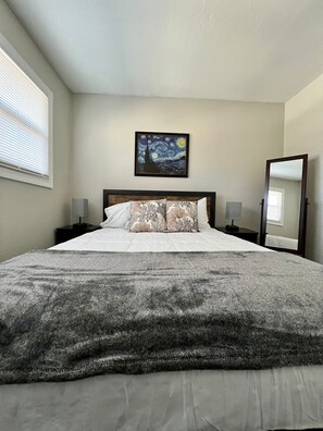 2 bedrooms, desk, internet, bed sheets